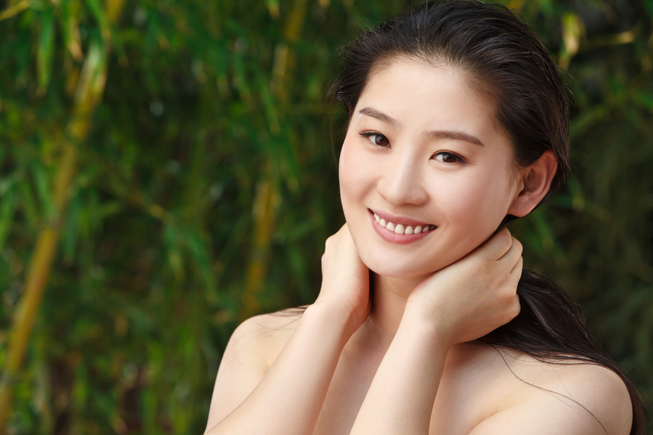 年轻女人在户外洗浴图片