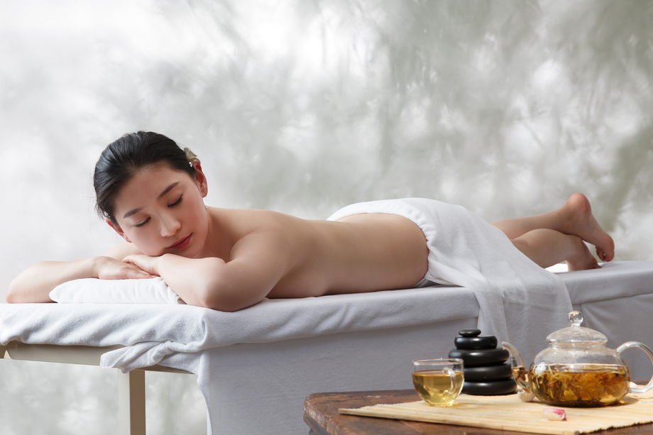 年轻女人在户内做SPA图片 年轻女人在户内做SPA图片