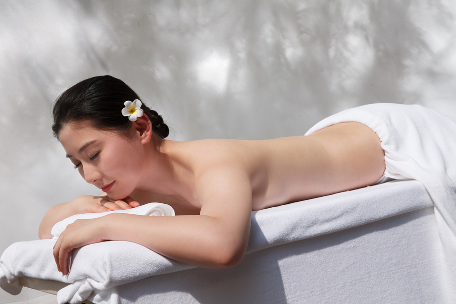 年轻女人在户内做SPA图片