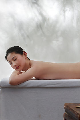 年轻女人在户内做SPA照片