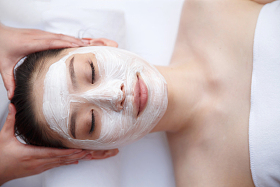 年轻女人在做SPA照片