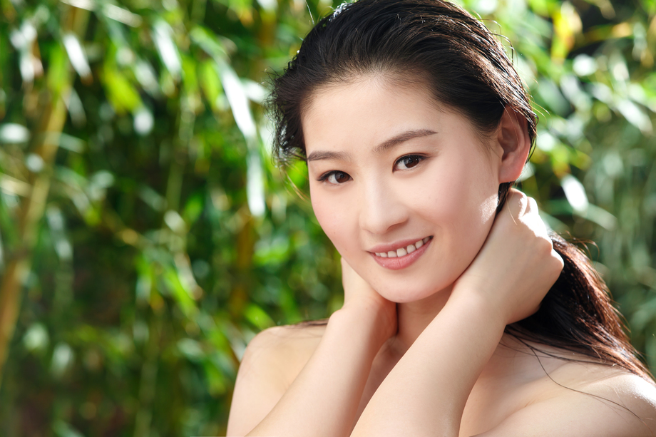 年轻女人在户外洗浴图片 年轻女人在户外洗浴图片