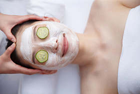 年轻女人在做SPA照片