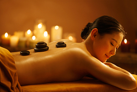 年轻女人在室内做SPA