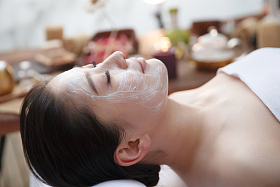 年轻女人在做SPA