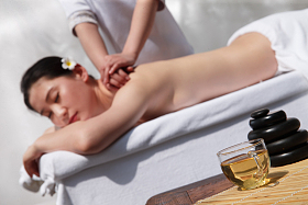 年轻女人在做SPA图片