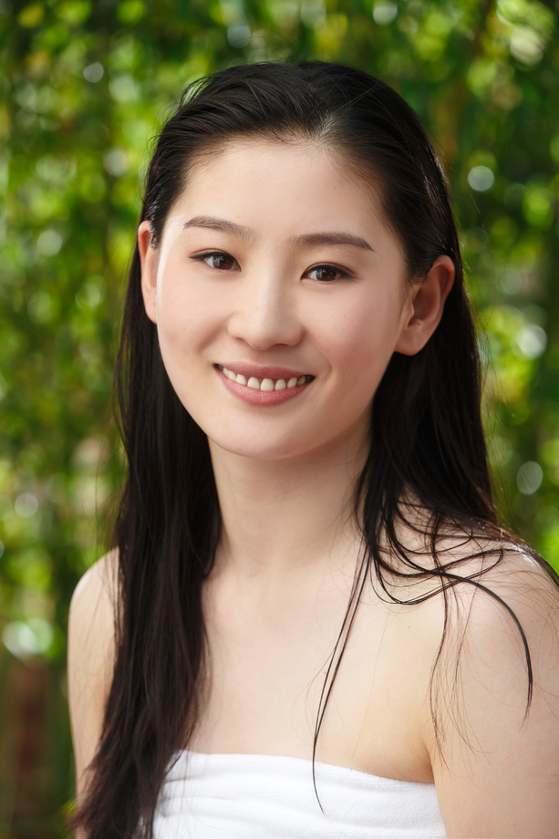 年轻女人在户外洗浴图片