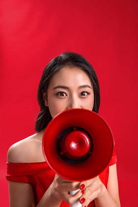 青年女人拿着话筒图片
