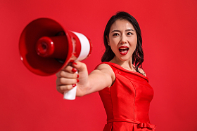 青年女人拿着话筒照片