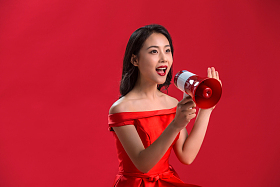 青年女人拿着话筒