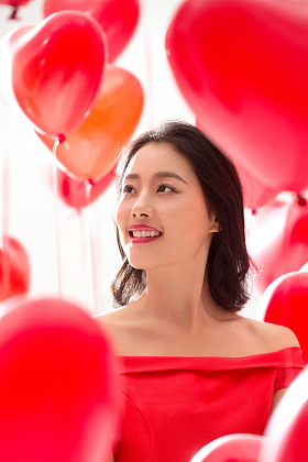 青年女人和气球