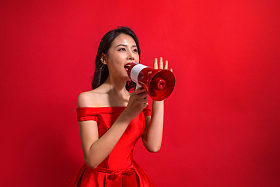 青年女人拿着话筒