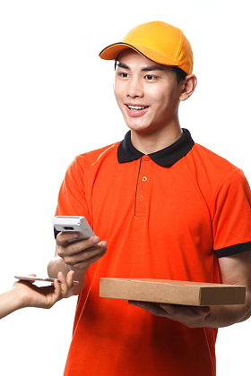 年轻的快递员在送外卖图片