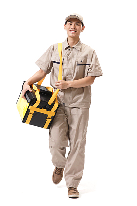 年轻的快递员在工作