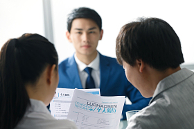 商务男女在办公室照片