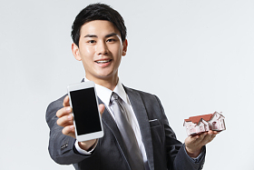 商务男人拿着房屋模型图片