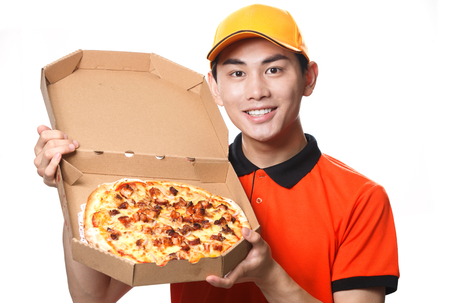 年轻的快递员在送外卖 年轻的快递员在送外卖