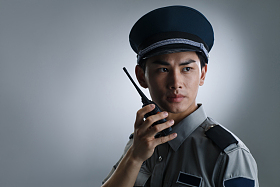 青年男保安