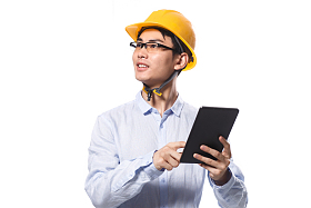 商务青年男人戴着安全帽图片