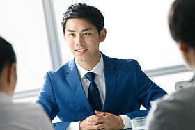 商务男女在办公室图片