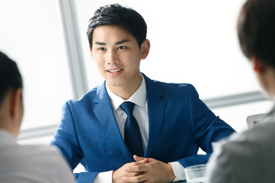 商务男女在办公室图片