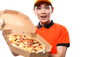 年轻的快递员在送外卖图片