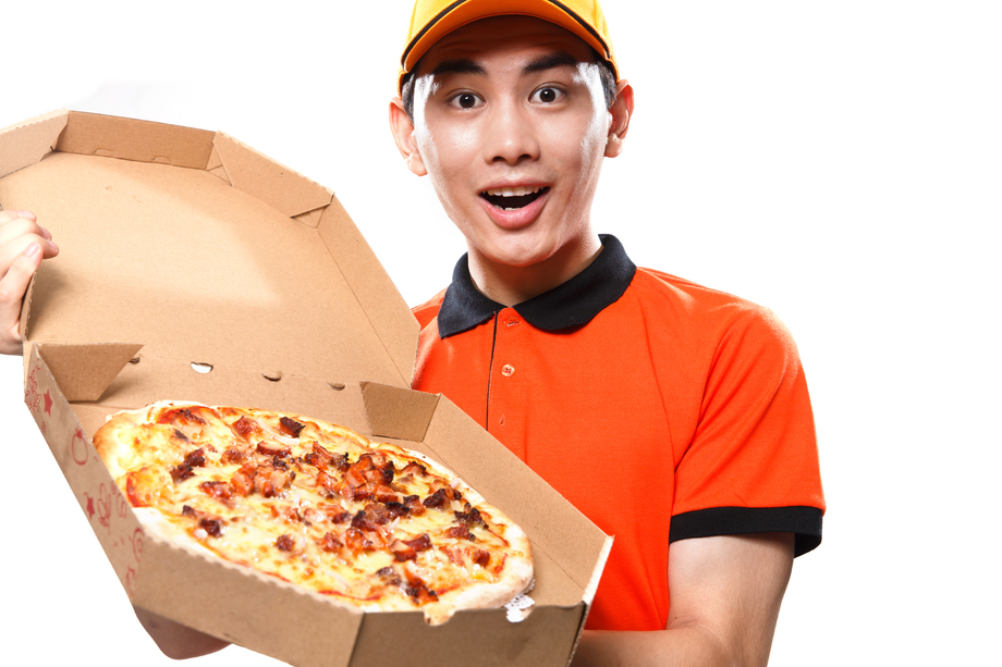 年轻的快递员在送外卖图片 年轻的快递员在送外卖图片