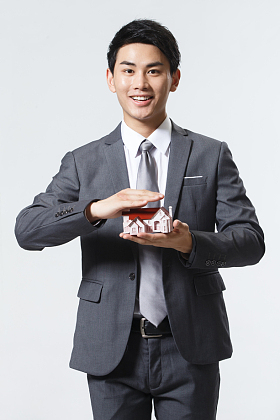 商务男人拿着房屋模型图片