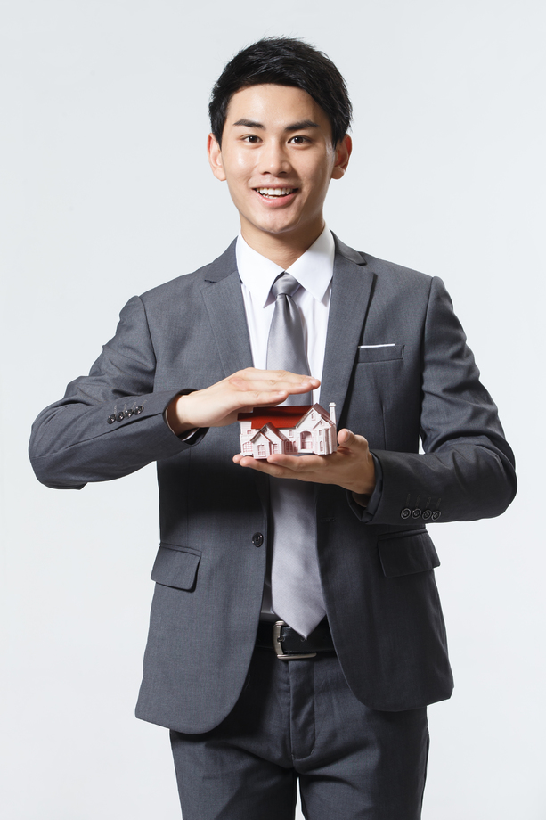 商务男人拿着房屋模型图片 商务男人拿着房屋模型图片