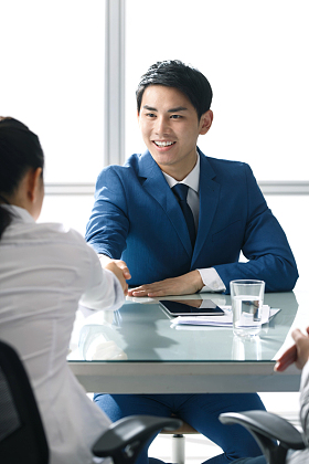 商务男女在办公室图片