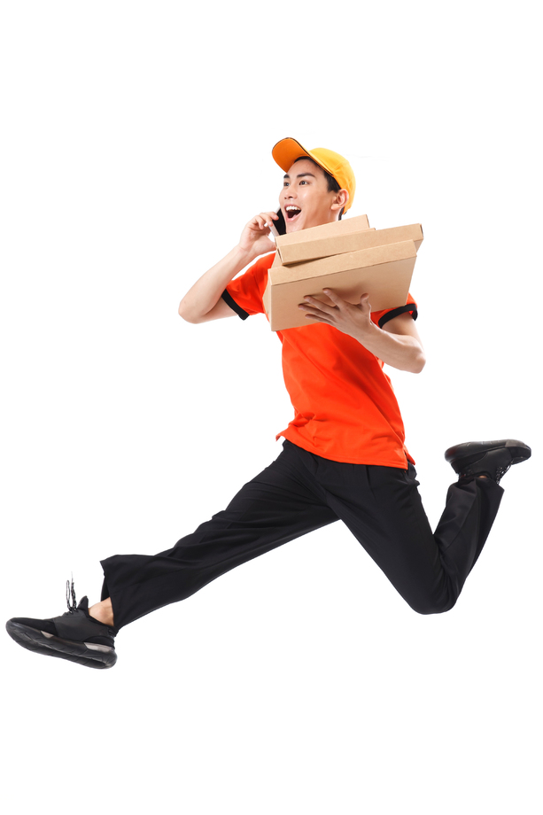 年轻的快递员在送外卖图片 年轻的快递员在送外卖图片