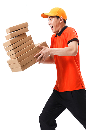 年轻的快递员在送外卖图片