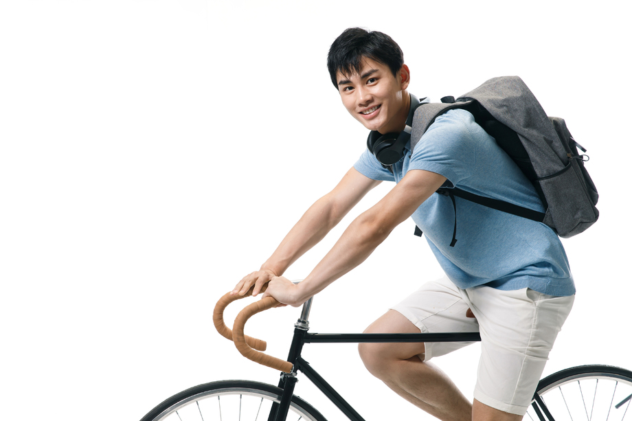 年轻的大学生骑自行车 年轻的大学生骑自行车