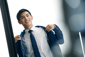商务青年男人在镜子前穿衣服图片