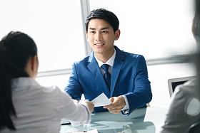 商务男女在办公室照片