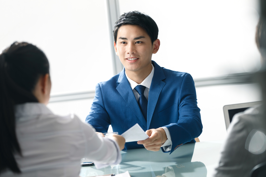 商务男女在办公室照片