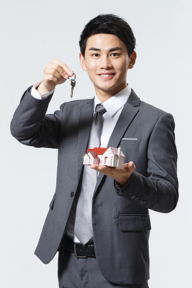 商务男人拿着房屋模型图片