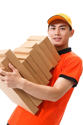 年轻的快递员在送外卖照片