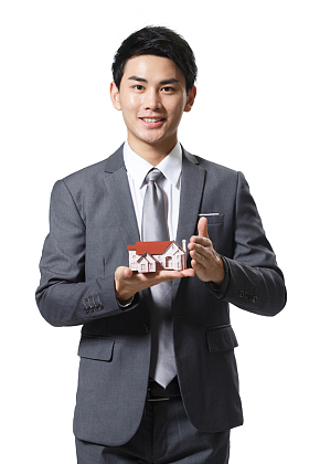 商务男人拿着房屋模型图片