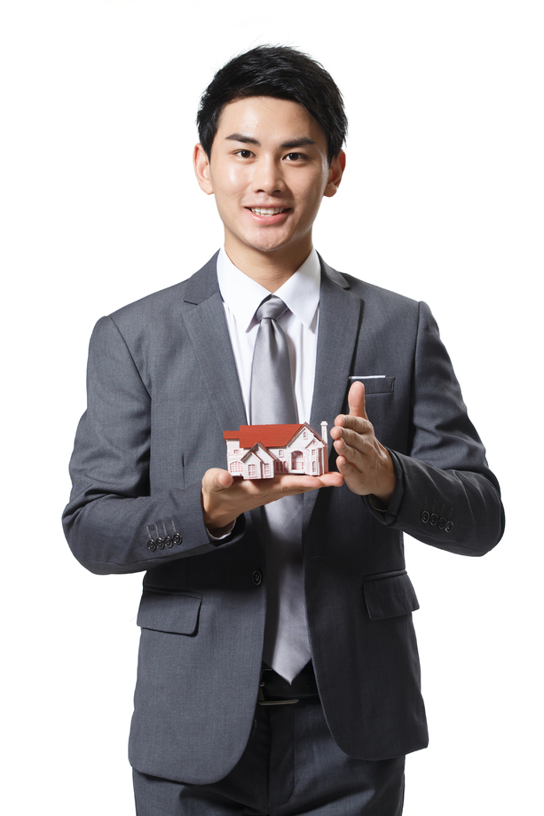 商务男人拿着房屋模型图片