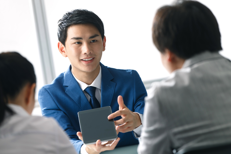 商务男女在办公室图片