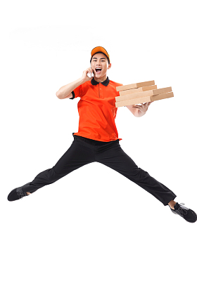 年轻的快递员在送外卖图片