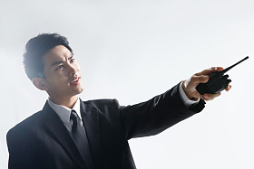 生气的青年男保镖图片