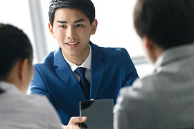 商务男女在办公室图片