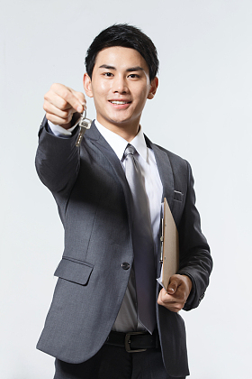 商务男人拿着钥匙