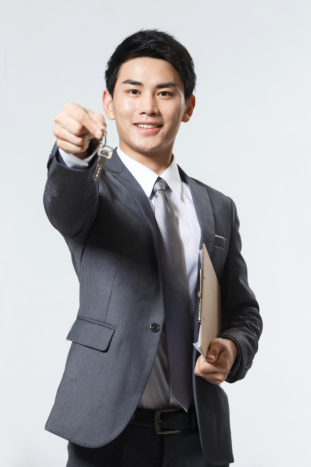 商务男人拿着钥匙