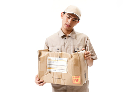 年轻的快递员在工作