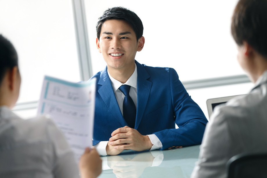 商务男女在办公室照片