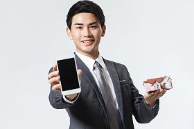 商务男人拿着房屋模型照片