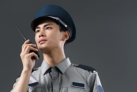 青年男保安图片